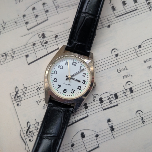 Classic Black and Gold Quartz Watch - Picture 1 of 9